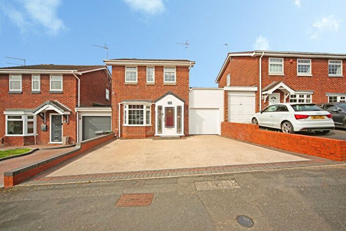 3 Bedroom Link Detached House For Sale In Kingscote Close, Redditch, B98