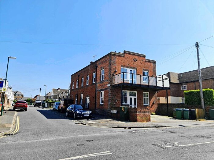 2 Bedroom Flat To Rent In Falcon Villas, Bognor Regis, PO22