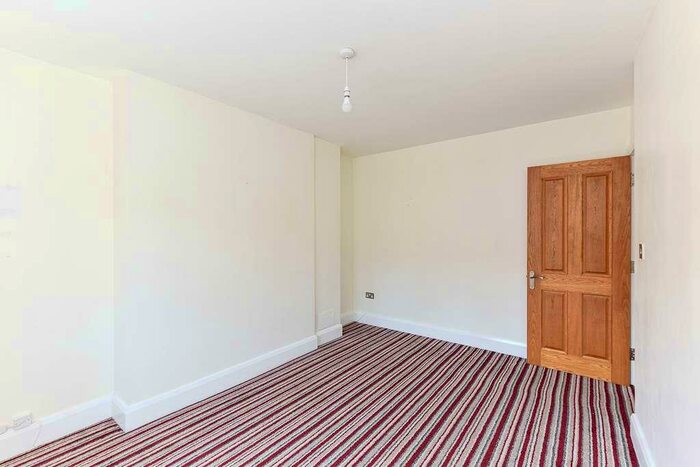 2 Bedroom Flat To Rent In B Golders Way, NW11