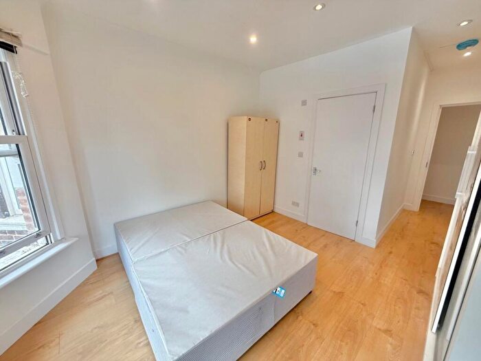 Studio To Rent In High Road, Finchley, N12