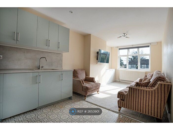 3 Bedroom Flat To Rent In Reading Road, Winnersh, Wokingham, RG41