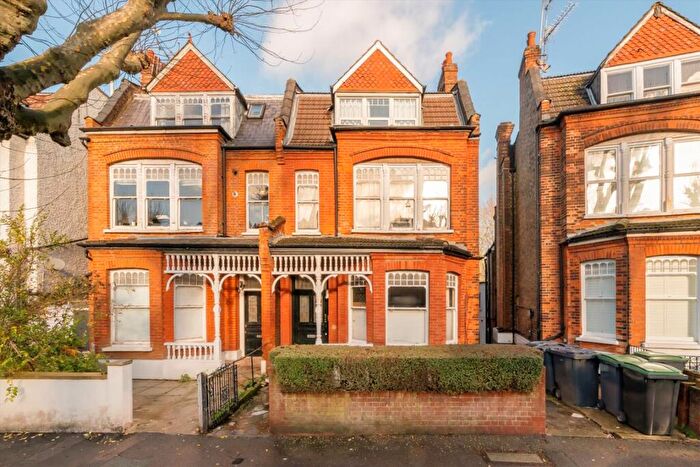 Flat To Rent In Kings Avenue, London, N10