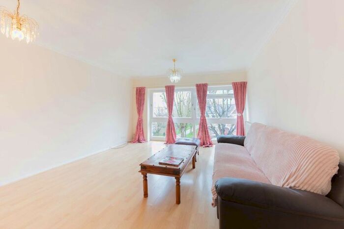 2 Bedroom Flat To Rent In Oak Tree Close, London, W5