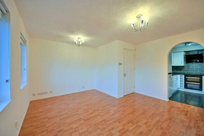 2 Bedroom Flat To Rent In Cotswold Way, Worcester Park, KT4