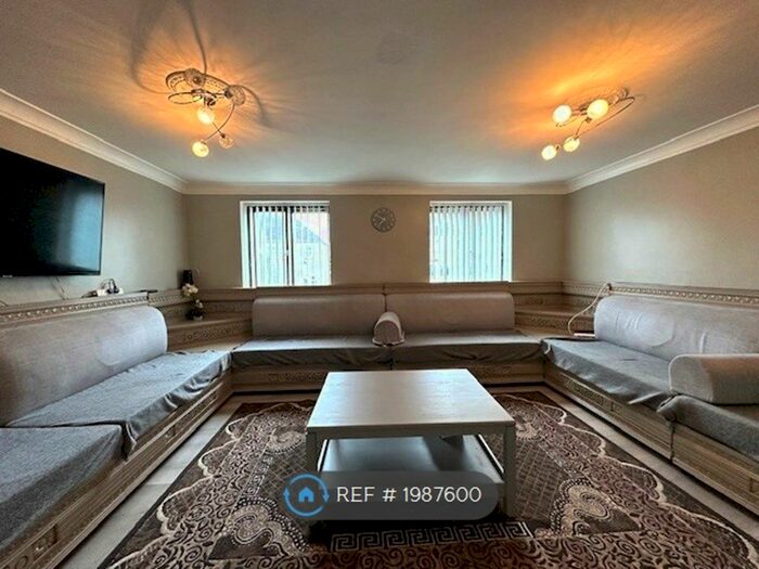 4 Bedroom Semi-Detached House To Rent In Oxford Street, Sheffield, S6