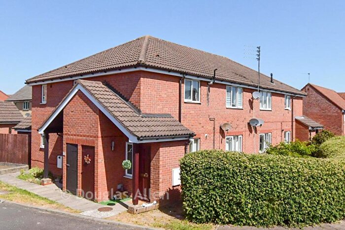 2 Bedroom Maisonette For Sale In Deacon Drive, Laindon, Basildon, Essex, SS15