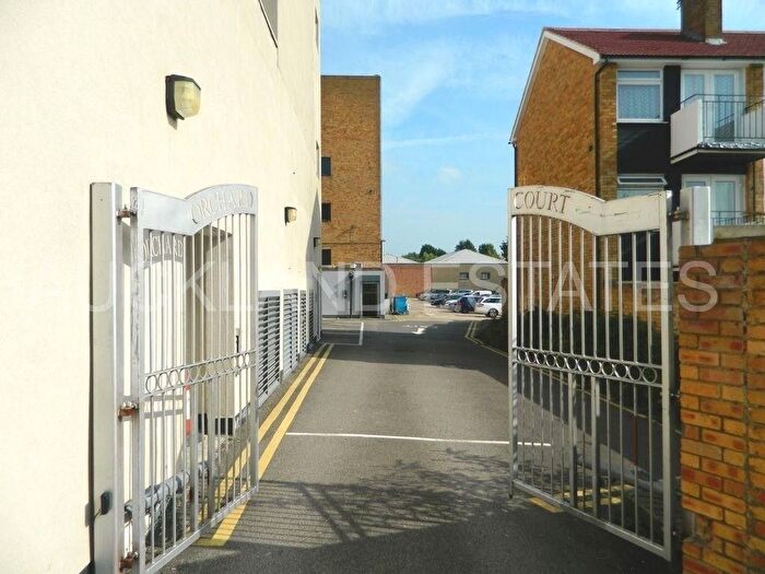 2 Bedroom Flat For Sale In Orchard Court, Mimms Hall Road, Potters Bar, EN6