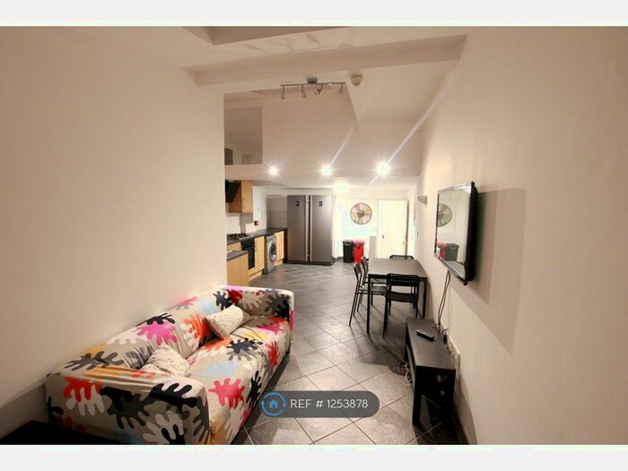 5 Bedroom Terraced House To Rent In Grange Avenue, Reading RG6