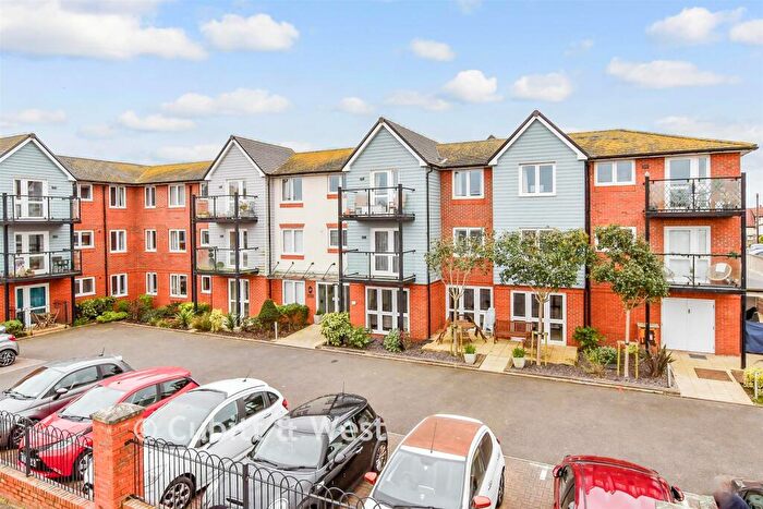 2 Bedroom Flat For Sale In Rowe Avenue, Peacehaven, East Sussex, BN10
