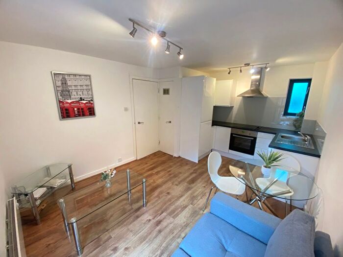 1 Bedroom Flat To Rent In The Chandlers, Leeds, LS2