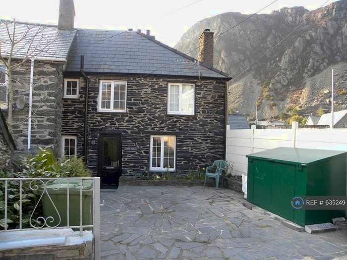 2 Bedroom End Of Terrace House To Rent In Park Square, Blaenau Ffestiniog, LL41