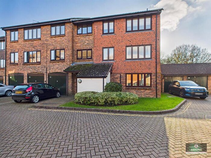 2 Bedroom Flat For Sale In Connaught Gardens, West Green, RH10