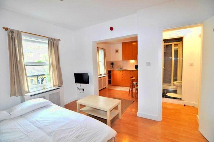 Studio To Rent In West Cromwell Road, London, SW5