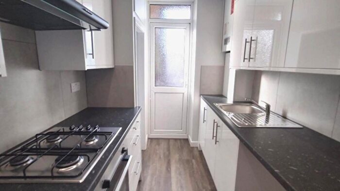 2 Bedroom Flat To Rent In High Road, London, N12