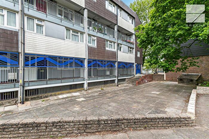 3 Bedroom Flat For Sale In Aldriche Way, Highams Park, E4
