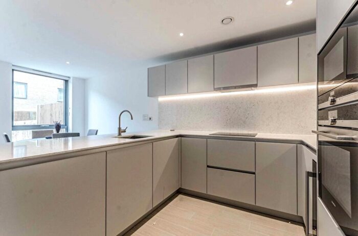 2 Bedroom Apartment To Rent In Packington Square, Islington, London, N1