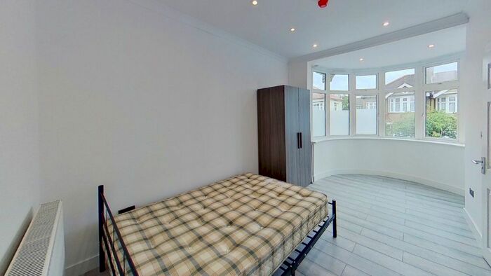 6 Bedroom Detached House To Rent In Fowey Avenue, Ilford, IG4