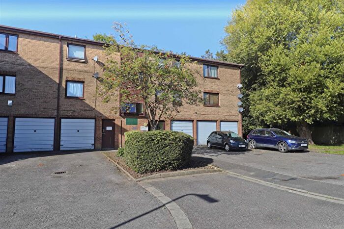 2 Bedroom Flat For Sale In Robins Close, Uxbridge, UB8
