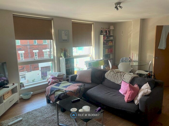 3 Bedroom Flat To Rent In Cherwell House, London, SW17