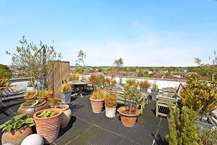 2 Bedroom Flat For Sale In Brae Court, Kingston Upon Thames, Surrey, KT2