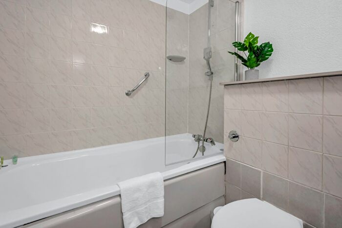 1 Bedroom Flat To Rent In Upper Thames Street, London, EC4V