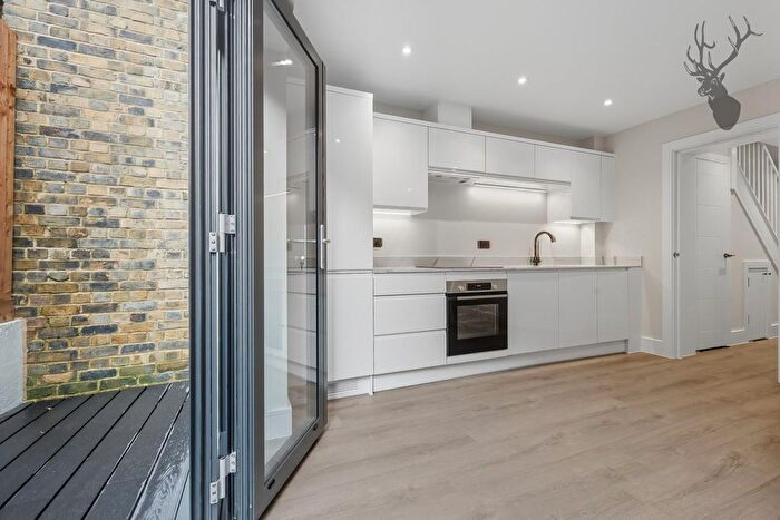 3 Bedroom Flat To Rent In Glebe Road, Dalston, E8