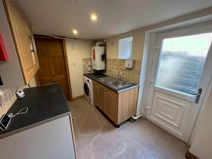 1 Bedroom Flat To Rent In Everard Street, Crosland Moor, Huddersfield, HD4