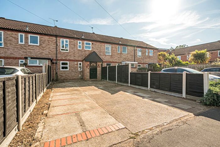 3 Bedroom Terraced House For Sale In Astleham Road, Shepperton, TW17