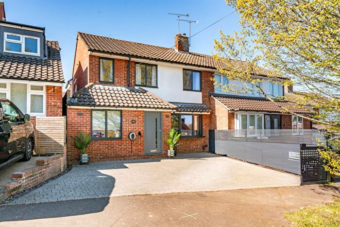 4 Bedroom Semi-detached House For Sale In Windmill Avenue, St. Albans, AL4