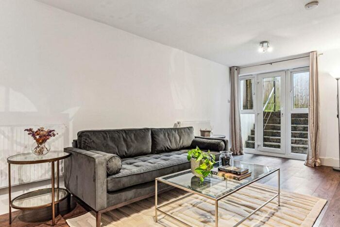 2 Bedroom Flat For Sale In Falcon Road, Battersea, SW11