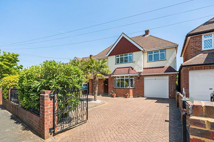 4 Bedroom Detached House For Sale In Lindsay Drive, Shepperton, TW17