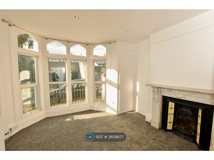 2 Bedroom Flat To Rent In Napier Terrace, Plymouth, PL4