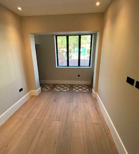 Apartment To Rent In Wykeham Road, Hendon, NW4