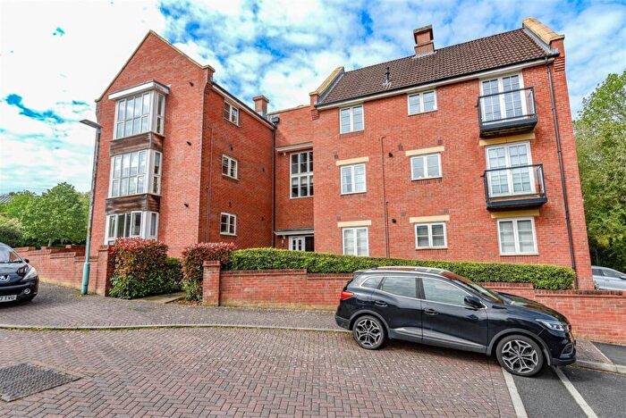2 Bedroom Apartment For Sale In Alexandra Close, Dursley, GL11