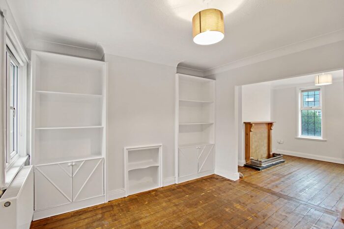 3 Bedroom Flat To Rent In King Street Parade, (), Twickenham, TW1