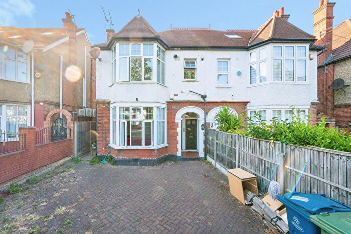 2 Bedroom Flat For Sale In Whitchurch Lane, Edgware, HA8