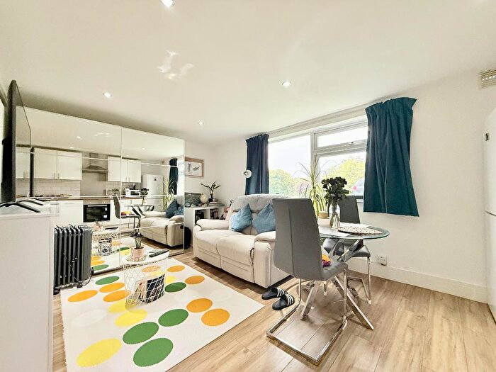 Studio For Sale In Burfield Court, Stopsley, Luton, Bedfordshire, LU2