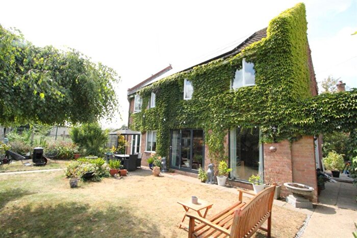 4 Bedroom Detached House For Sale In Rook Tree Lane, Stotfold, Hitchin, SG5