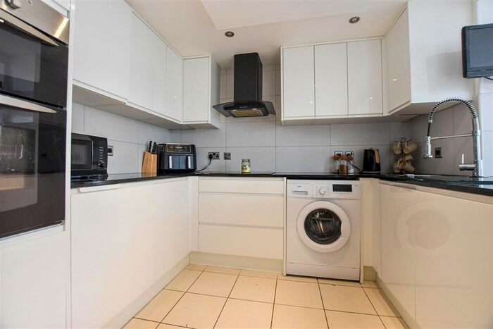 2 Bedroom Semi-Detached House For Sale In Higham Close, Hull, HU8