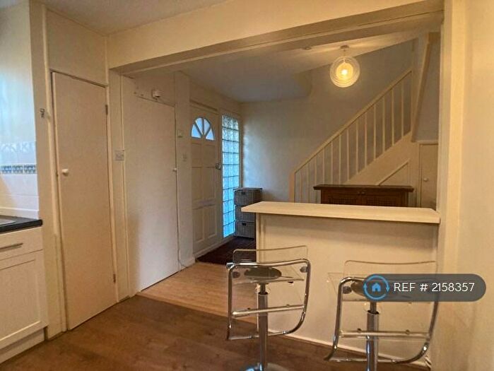 3 Bedroom Maisonette To Rent In Falstaff Court, London, SE11