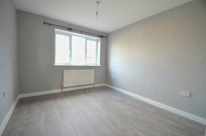 2 Bedroom Flat To Rent In Woodlands Parade, Ashford, TW15