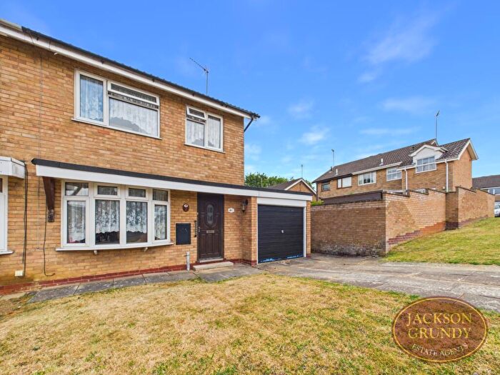 3 Bedroom Semi-Detached House For Sale In Fusilier Road, Daventry, NN11