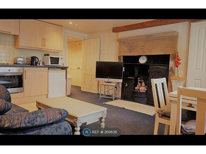 1 Bedroom Flat To Rent In Balmoral Place, Halifax, HX1