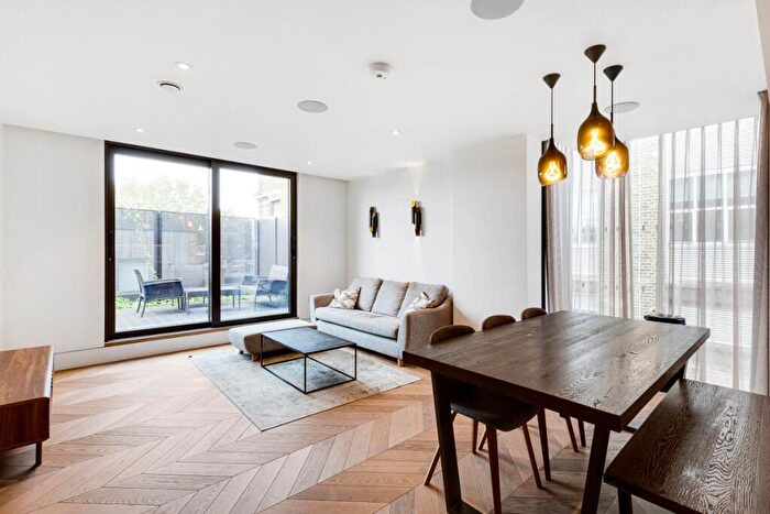 2 Bedroom Flat To Rent In Hatton Wall, London, EC1N