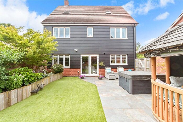5 Bedroom Detached House For Sale In Wisteria Drive, Crawley, West Sussex, RH10