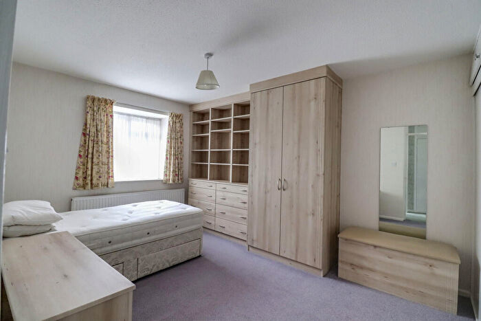 2 Bedroom Flat For Sale In Hall Farm Road, South Benfleet, SS7