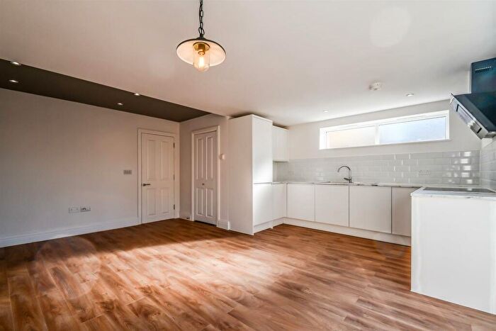 2 Bedroom Apartment For Sale In Southview Drive, Westcliff-On-Sea, SS0