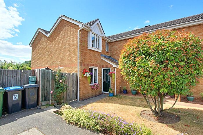 2 Bedroom House For Sale In Yew Tree Drive, Bovingdon, Hemel Hempstead, HP3