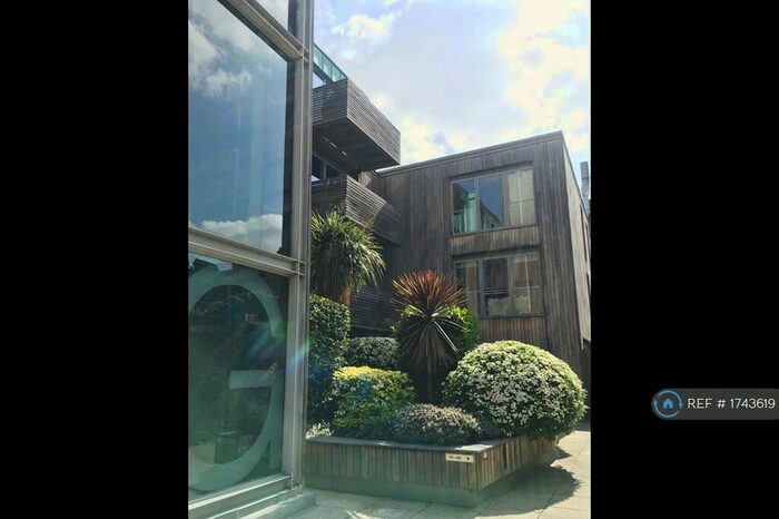 2 Bedroom Flat To Rent In Balham Grove, London, SW12