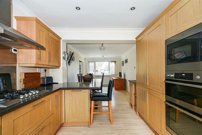 4 Bedroom Detached House For Sale In Canal Side West, Newport, HU15